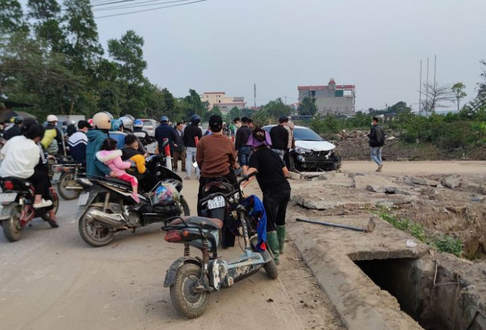 Hưng Yên: Ô tô con đâm liên hoàn 4 xe máy, nhiều người nhập viện 3