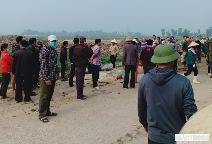 Bị xe tải cán trên đường đưa con đi học, 3 mẹ con tử vong ở Nghệ An 1