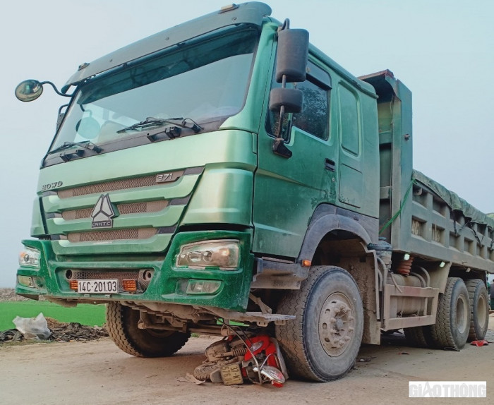 Bị xe tải cán trên đường đưa con đi học, 3 mẹ con tử vong ở Nghệ An 2