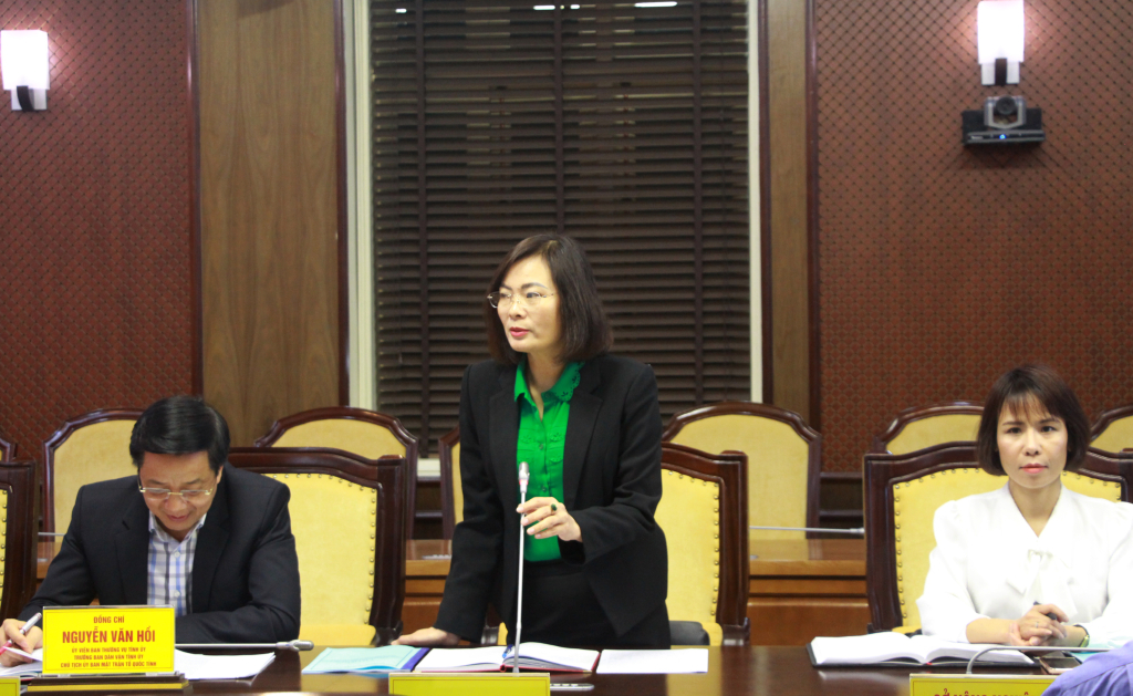 Đồng chí Nguyễn Vũ Thu Hòa, Chủ tịch Hội LHPN tỉnh, báo cáo tại buổi làm việc.