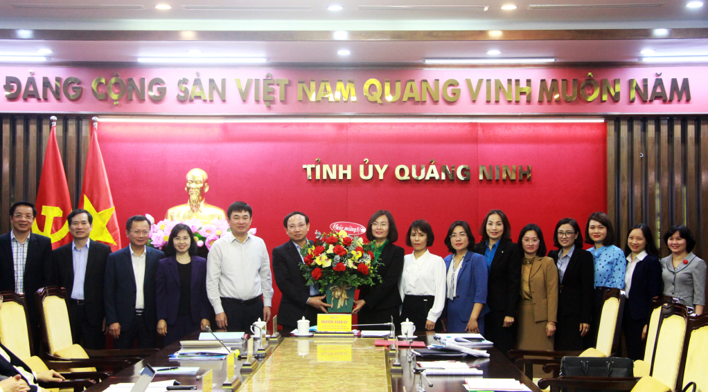 Thường trực Tỉnh ủy tặng hoa chúc mừng cán bộ Hội LHPN tỉnh nhân ngày Phụ nữ Việt Nam 8/3.
