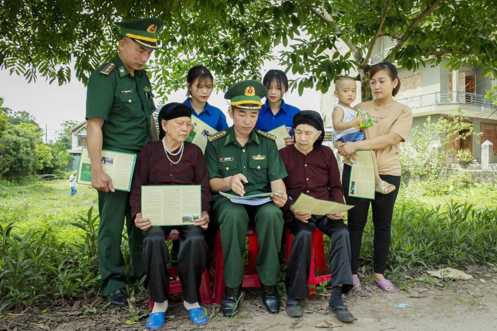 Cán bộ, chiến sĩ Bộ đội Biên phòng tỉnh tuyên truyền pháp luật cho người dân xã Quảng Nghĩa, TP Móng Cái.