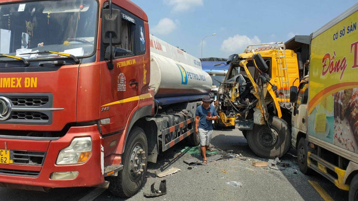 Tai nạn liên hoàn giữa 5 xe tải, QL1A qua Quảng Nam ách tắc hoàn toàn 1