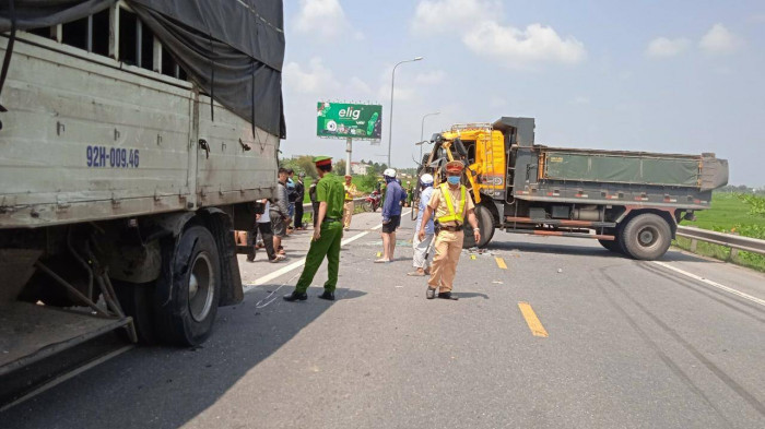 Tai nạn liên hoàn giữa 5 xe tải, QL1A qua Quảng Nam ách tắc hoàn toàn 2