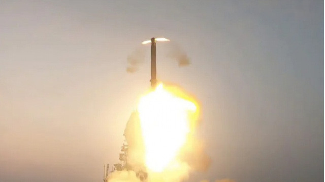 Ấn Độ phóng thử thành công tên lửa siêu thanh BrahMos - Ảnh 1.