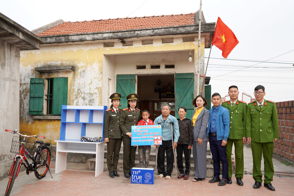 Hội phụ nữ Công an tỉnh phối hợp với Công an xã Tiền Phong và chính quyền địa phương tặng quà cho học sinh Nguyễn Văn Thành.