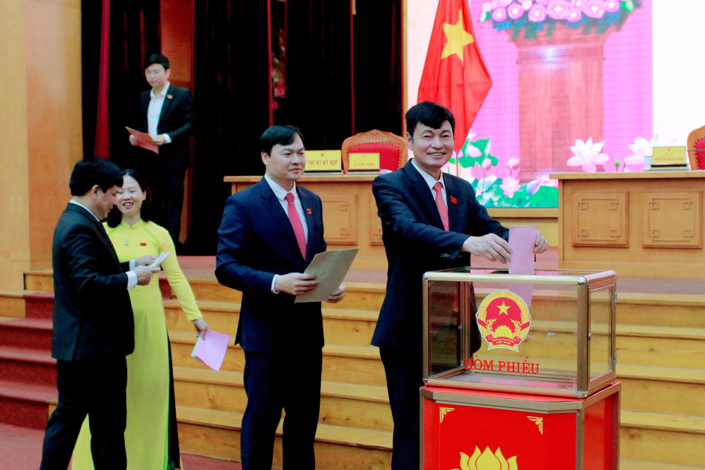 Các đại biểu HĐND thị xã Đông Triều bỏ phiếu bầu chức danh Phó Chủ tịch UBND thị xã.