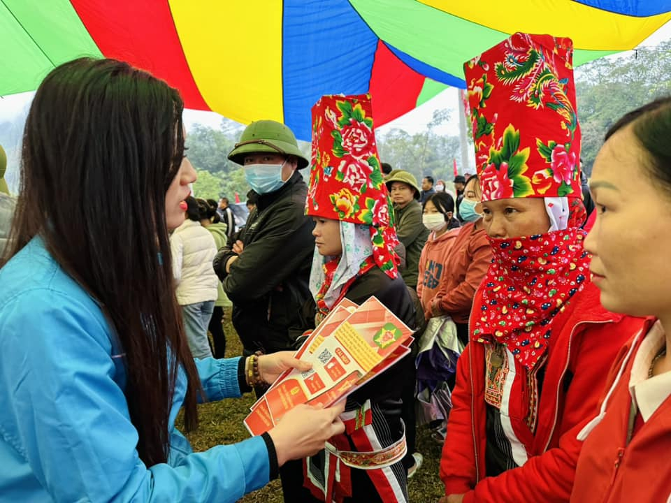 Đoàn viên thanh niên huyện Tiên yên phát tờ rơi và hỗ trợ cài đặt ứng dụng VNeid cho du khách, nhân dân đến tham quan, trải nghiệm tại Lễ hội Đình Đồng Đình năm 2023