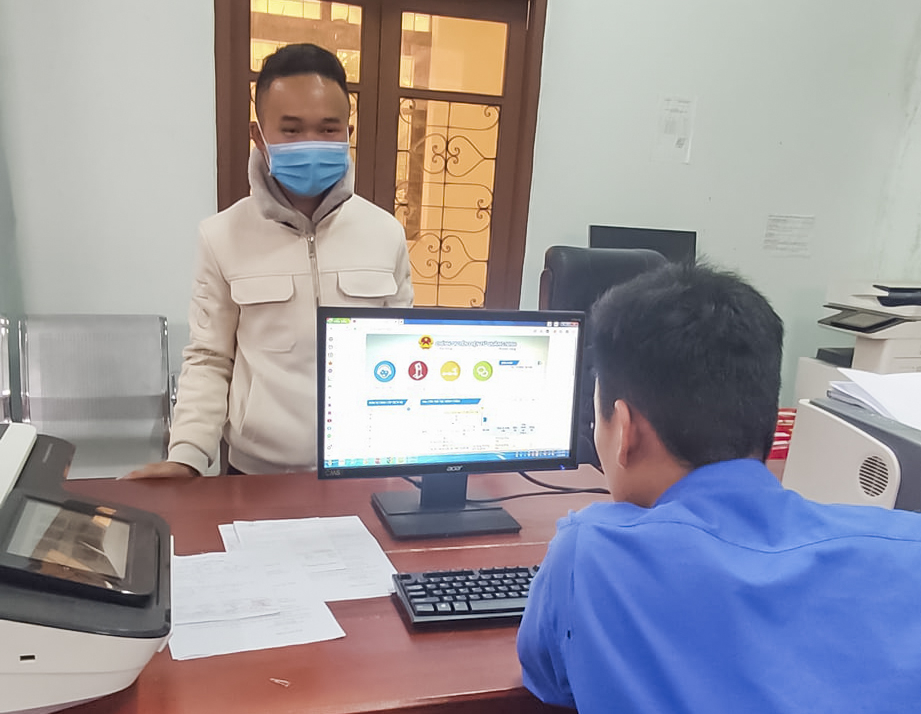 Tuổi trẻ xã Đồn Đạc, huyện Ba Chẽ hỗ trợ người dân thực hiện dịch vụ công mức độ 3,4 tại bộ phận một cửa cấp xã.