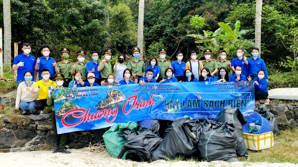 Thanh niên Công an Quảng Ninh hưởng ứng và tham gia chương trình “Hãy làm sạch biển”. Ảnh: Đoàn thanh niên Công an tỉnh cung cấp.