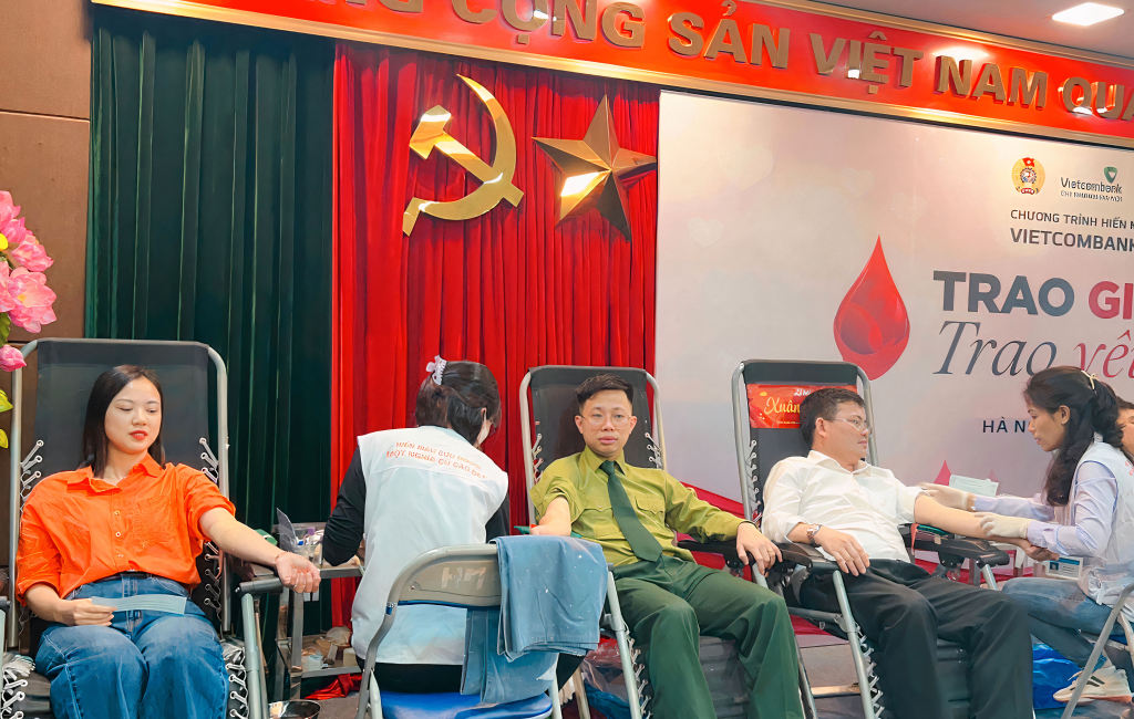 Hội phụ nữ Công ty cổ phần than Sông Hồng phối hợp tổ chức chương trình hiến máu tình nguyện.