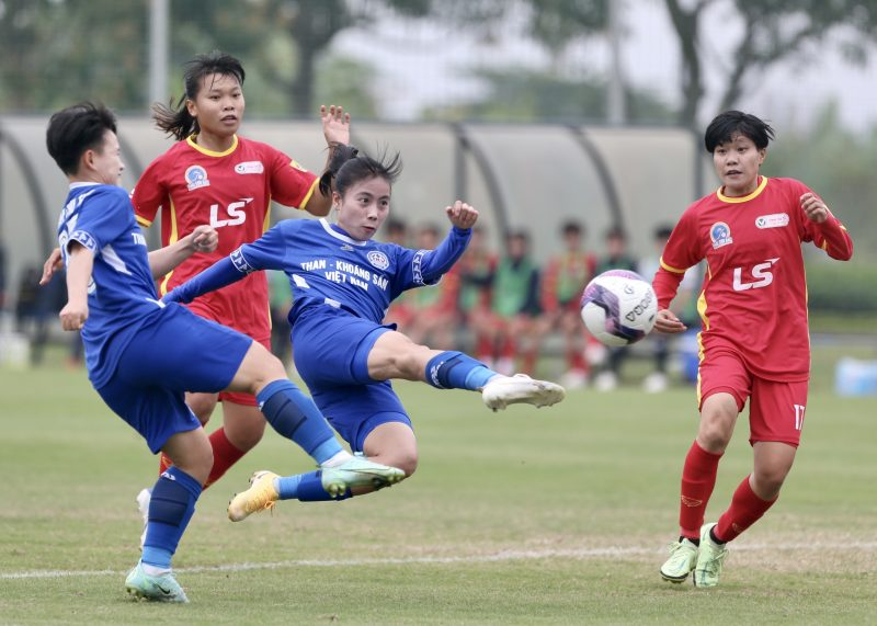 Than Khoáng sản Việt Nam (xanh) nhập cuộc chắc chắn để đem về chiến thắng quan trọng tại trận đấu quyết định trước TP. Hồ Chí Minh.