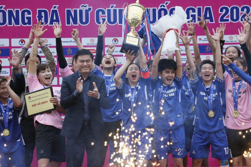 Giây phút các nữ cầu thủ Than KHoáng sản Việt Nam lần đầu giành ngôi vô địch Cúp Quốc gia.