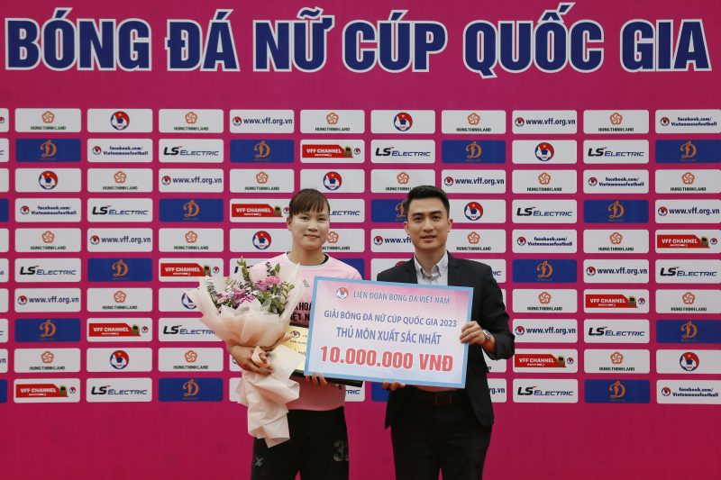 trao thưởng danh hiệu thủ môn xuất sắc nhất cho thủ môn Khổng Thị Hằng (Than KSVN)
