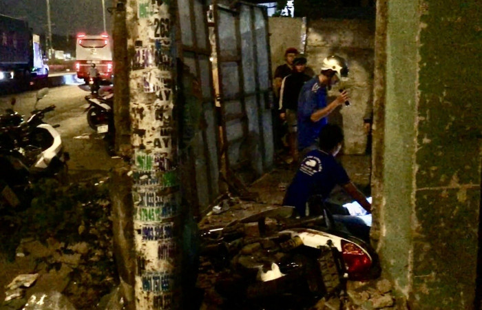 Phóng với tốc độ kinh hoàng, thanh niên đi xe máy tông sập tường nhà dân 1