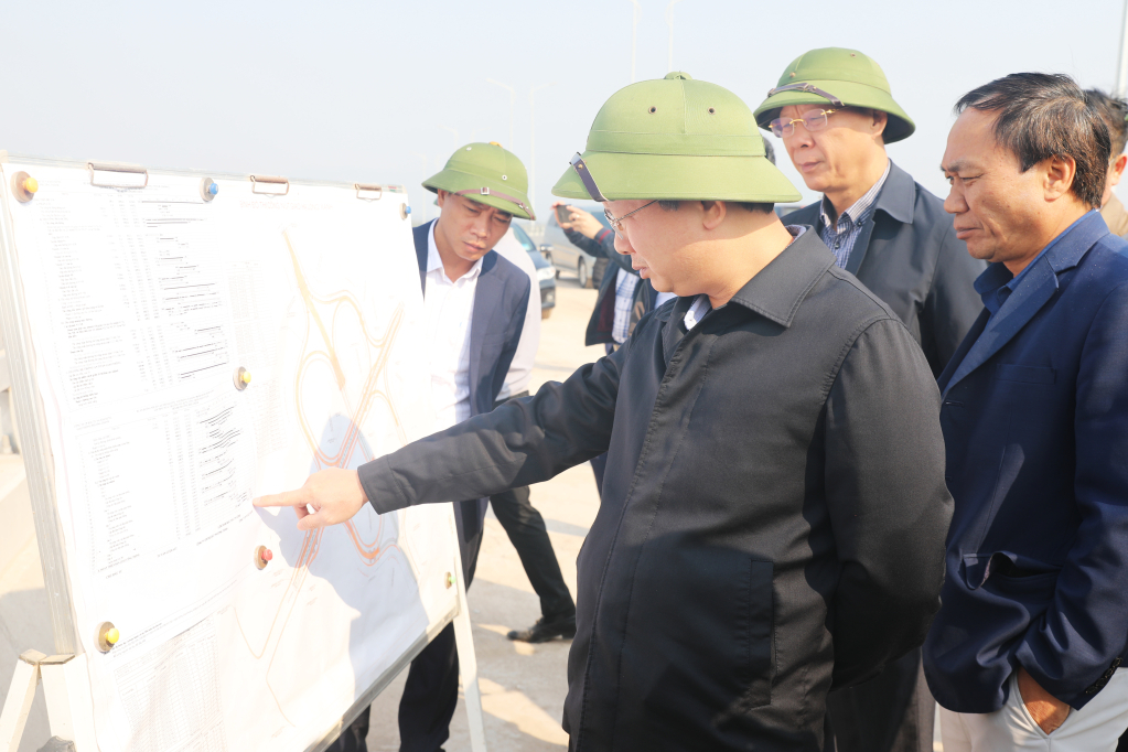 Đồng chí Cao Tường Huy, Quyền Chủ tịch UBND tỉnh, kiểm tra tiến độ thi công dự án đường nối từ đường cao tốc Hạ Long - Hải Phòng đến đường tỉnh 338 (giai đoạn 1). Ảnh: Đỗ Phương
