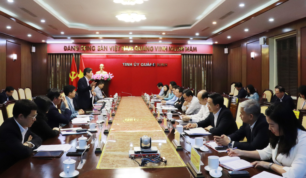 PGS, TS Đoàn Minh Huấn, Ủy viên Trung ương Đảng, Tổng Biên tập Tạp chí Cộng sản, phát biểu tại buổi làm việc.