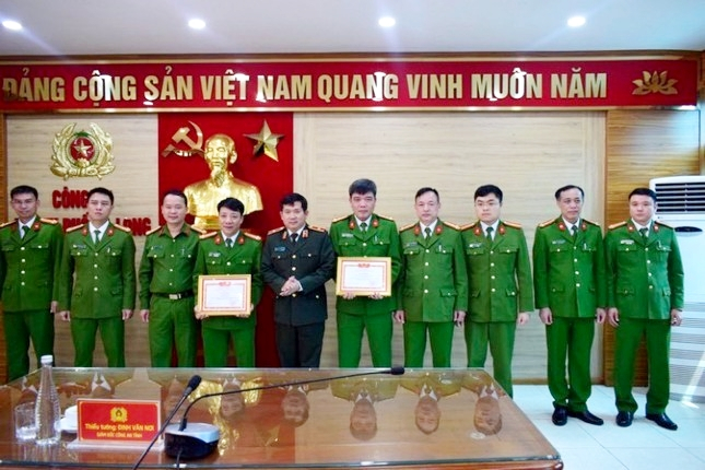Thiếu tướng Đinh Văn Nơi, Giám đốc Công an tỉnh Quảng Ninh trao giấy khen và thưởng nóng Phòng Cảnh sát Hình sự và Công an TP Hạ Long về thành tích xuất sắc trong điều tra khám phá nhanh vụ huỷ hoại tài sản.