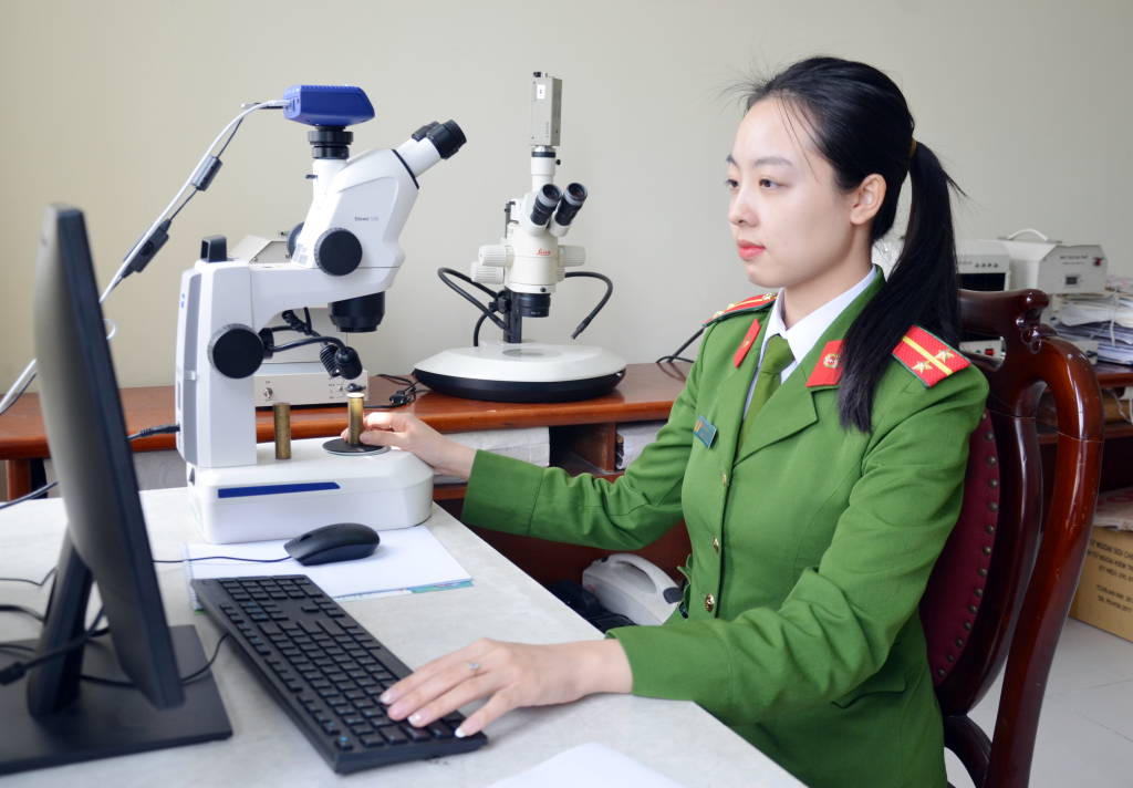 Trung úy Đoàn Thị Huyền Trang (Phòng Kỹ thuật hình sự Công an tỉnh) thực hiện giám định mẫu vật phục vụ công tác điều tra.