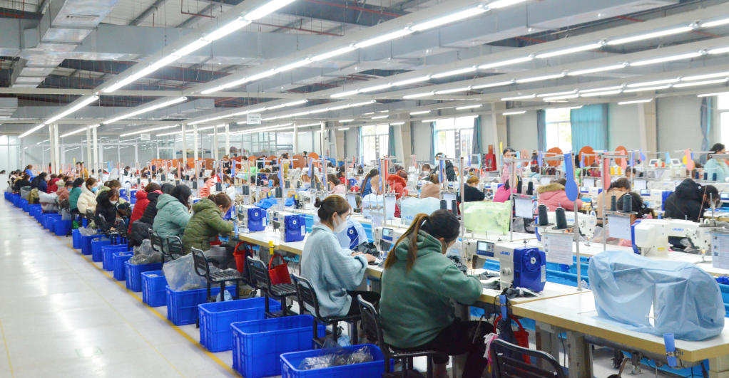 Người lao động tham gia sản xuất tại Công ty TNHH Dệt may Weitai Hạ Long, KCN Việt Hưng, TP Hạ Long.