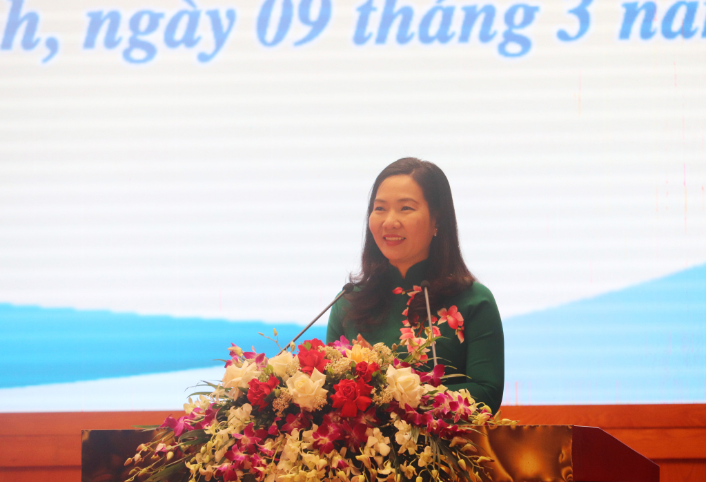 Đồng chí Nguyễn Thị Hạnh, Phó Chủ tịch UBND tỉnh, Chủ tịch Hội Khuyến học tỉnh, phát biểu tại hội nghị.
