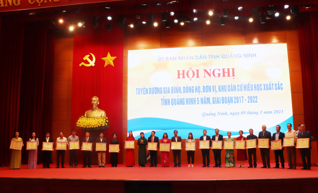 Đồng chi Nguyễn Thị Thu Hà, Phó Trưởng Đoàn ĐBQH tỉnh trao Bằng khen của UBND tỉnh cho các gia đình, dòng họ, đơn vị, khu dân cư hiếu học có thành tích xuất sắc 5 năm giai đoàn 2017-2022.