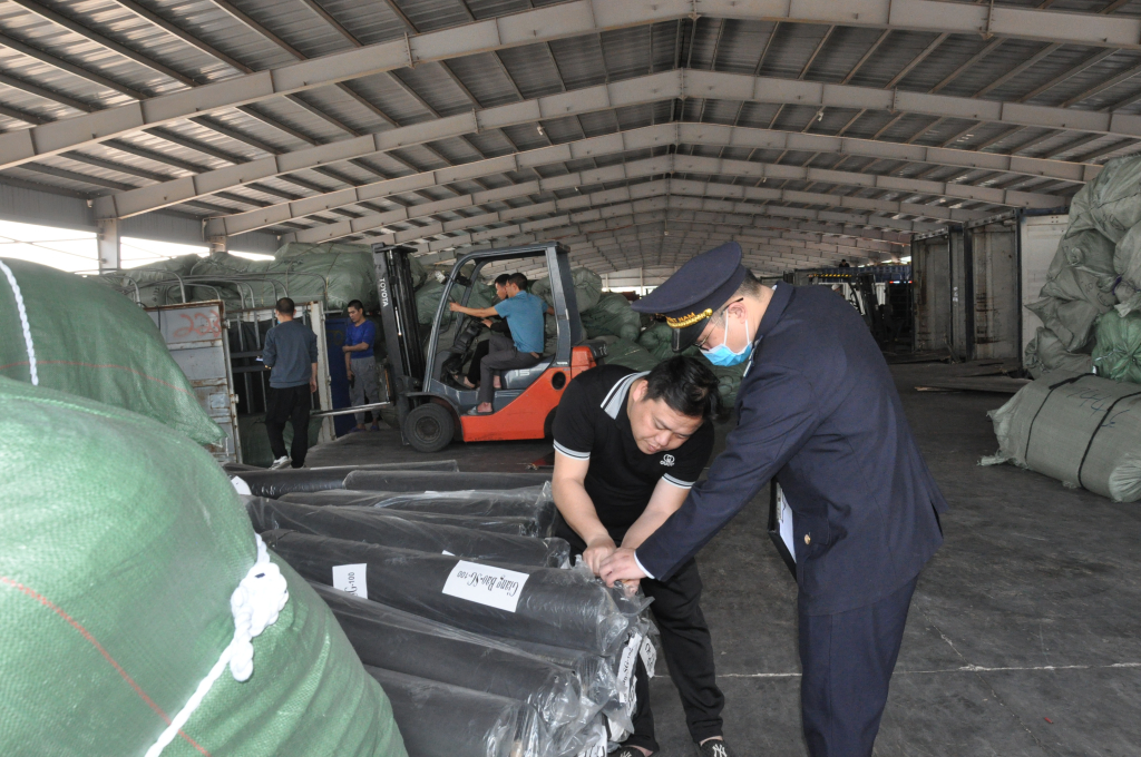 Cán bộ Chi cục Hải quan Cửa khẩu Móng Cái kiểm tra hàng hóa nhập khẩu tại bãi kiểm hóa Lối mở Cầu phao tạm Km3+4 Hải Yên