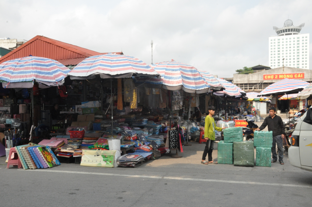 Các mặt hàng kinh doanh tại các chợ trên địa bàn TP Móng Cái đã dần phong phú