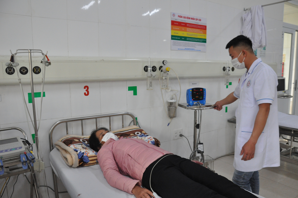 Đo nhịp tim cho bệnh nhân tại Khoa Cấp cứu (Trung tâm Y tế huyện Hải Hà).