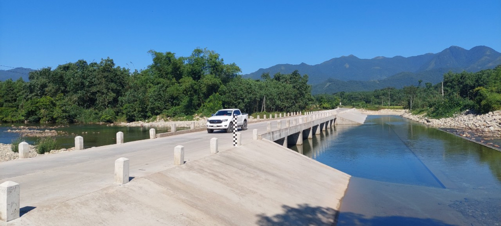 Dự án cải tạo, nâng cấp tuyến đường kết nối QL18A đến trung tâm xã Quảng Sơn (huyện Hải Hà) được hoàn thành vào cuối năm 2022 giúp người dân và các phương tiện giao thông đi lại thuận tiện hơn. Ảnh: Hoàng Giang