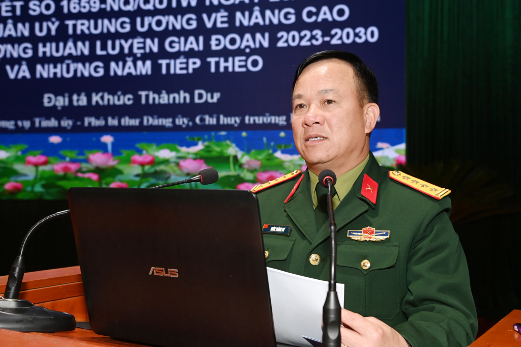 Đại tá Khúc Thành Dư, Chỉ huy trưởng Bộ CHQS tỉnh, báo cáo Nghị quyết số 1659-NQ/QUTW về nâng cao chất lượng huấn luyện giai đoạn 2023-2030 và những năm tiếp theo.