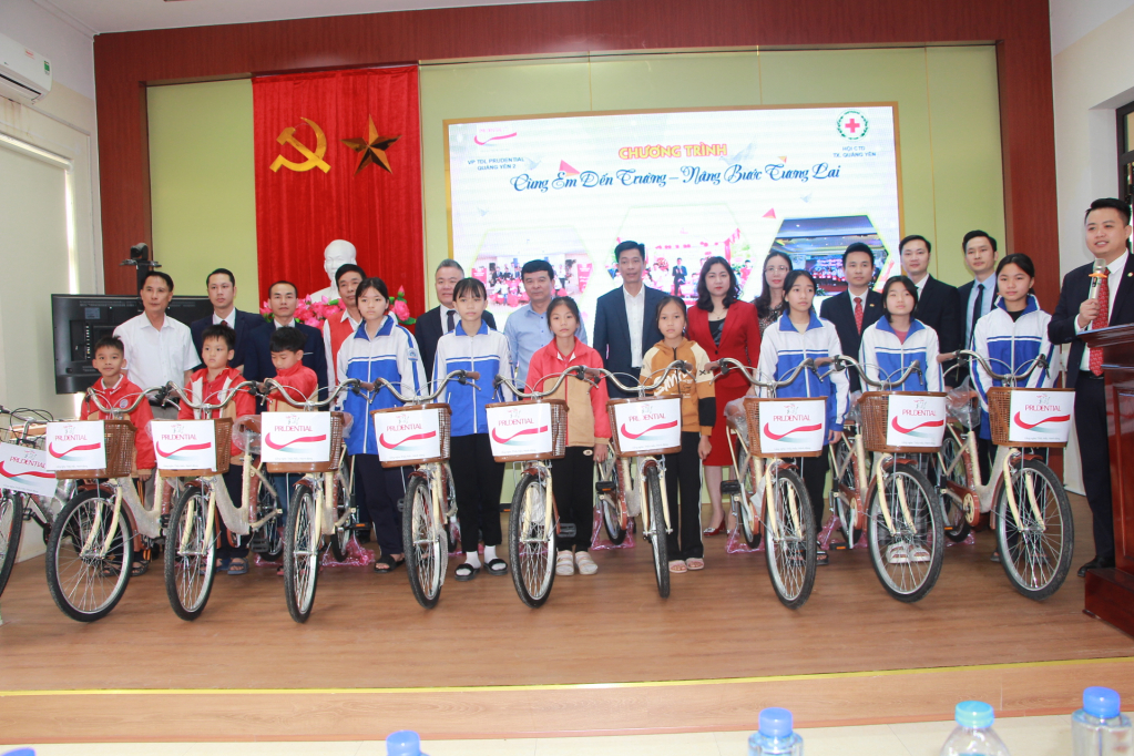 Công ty TNHH BHNT Prudential Việt Nam Chi nhánh Quảng Ninh và các đồng chí lãnh đạo Hội CTĐ TX, trao tặng xe đạp cho học sinh nghèo vượt khó ở phường Phong Hải.