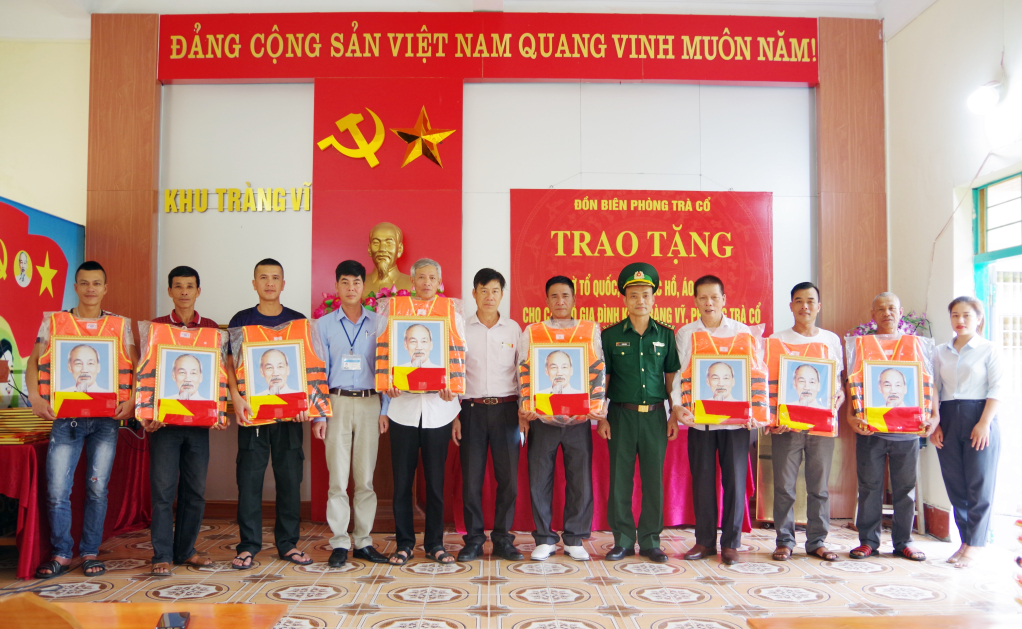 Lãnh đạo Đồn Biên phòng Trà Cổ trao tặng cờ Tổ quốc và ảnh Bác Hồ cho người dân khu Tràng Lộ (phường Trà Cổ, TP Móng Cái)