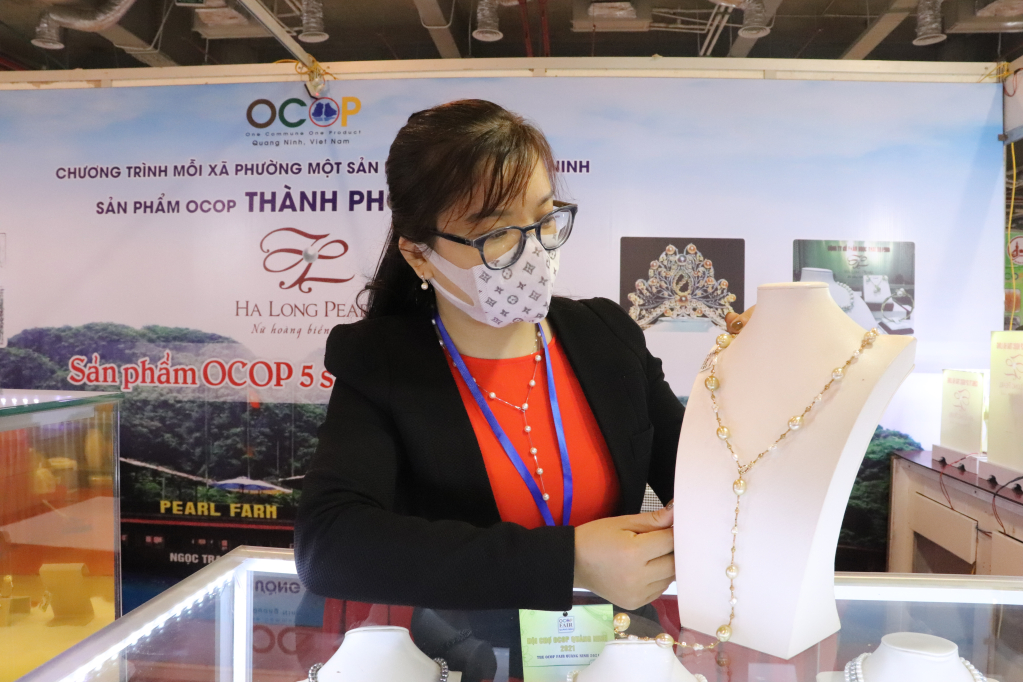 Sản phẩm của Công ty cổ phần Ngọc Trai Hạ Long được trưng bày và giới thiệu tại Hội chợ OCOP. 