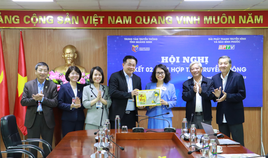 Trung tâm Truyền thông tỉnh Quảng Ninh tặng quà lưu niệm Đài Phát thanh – Truyền hình và Báo Bình Phước.
