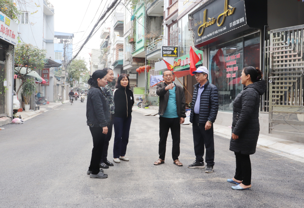 Đảng viên Phạm Văn Dũng, khu 4, phường Yết Kiêu, TP Hạ Long (thứ 4 từ phải qua) trò chuyện với cán bộ, đảng viên và nhân dân trong khu.