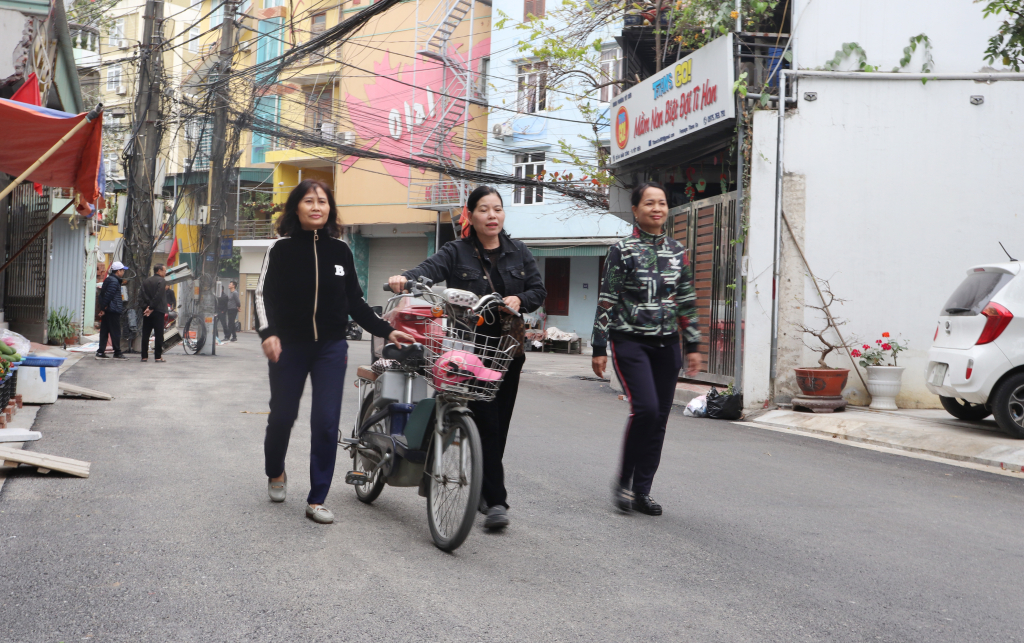 Nhân dân khu 4, phường Yết Kiêu (TP Hạ Long) phấn khởi đi trên con đường mới.