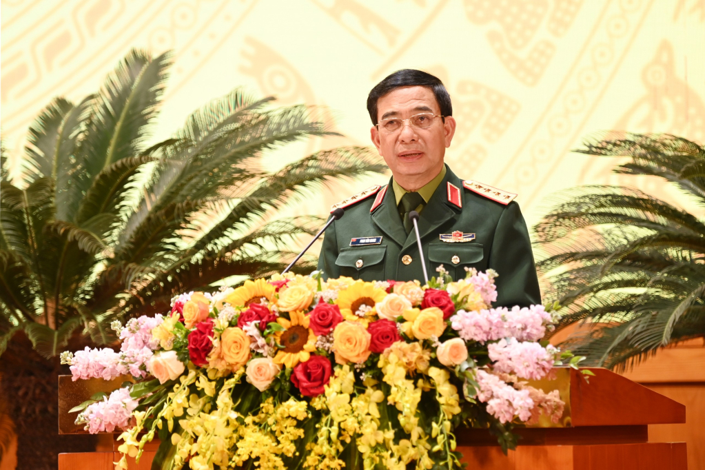 Đại tướng Phan Văn Giang, Ủy viên Bộ Chính trị, Phó Bí thư Quân ủy Trung ương, Bộ trưởng Bộ Quốc phòng, Phó Trưởng ban Thường trực Ban chỉ đạo xây dựng Đề án tổng kết 10 năm thực hiện Nghị quyết Trung ương 8 khóa XI, phát biểu chỉ đạo tại hội nghị. 