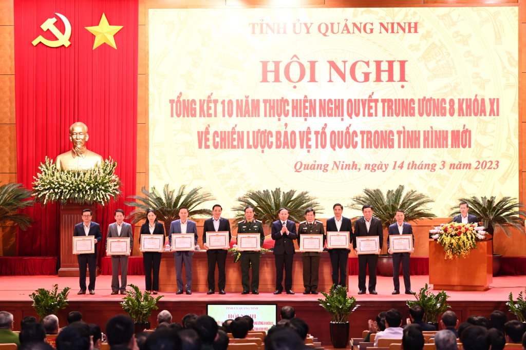 Đồng chí Nguyễn Xuân Ký, Ủy viên Trung ương Đảng, Bí thư Tỉnh ủy, Chủ tịch HĐND tỉnh, trao Bằng khen của Ban Thường vụ Tỉnh ủy cho các tập thể có thành tích xuất sắc.