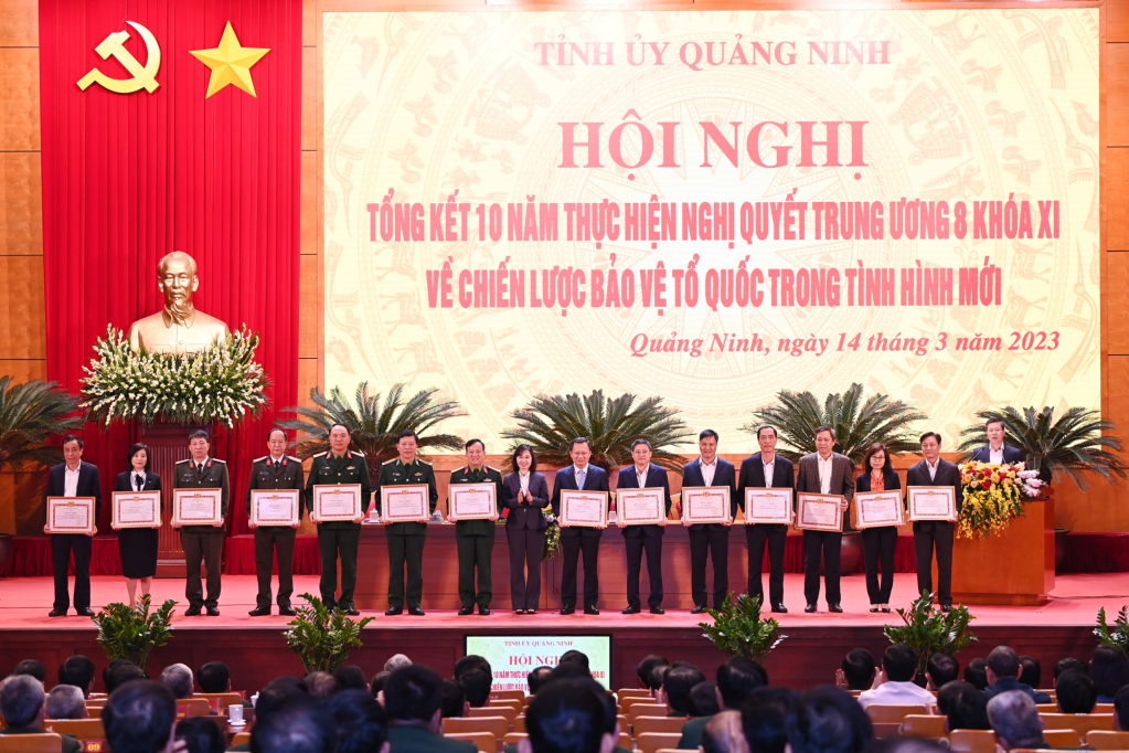 Đồng chí Trịnh Thị Minh Thanh, Phó Bí thư Tỉnh ủy trao Bằng khen của Ban Thường vụ Tỉnh ủy cho các cá nhân có thành tích xuất sắc.