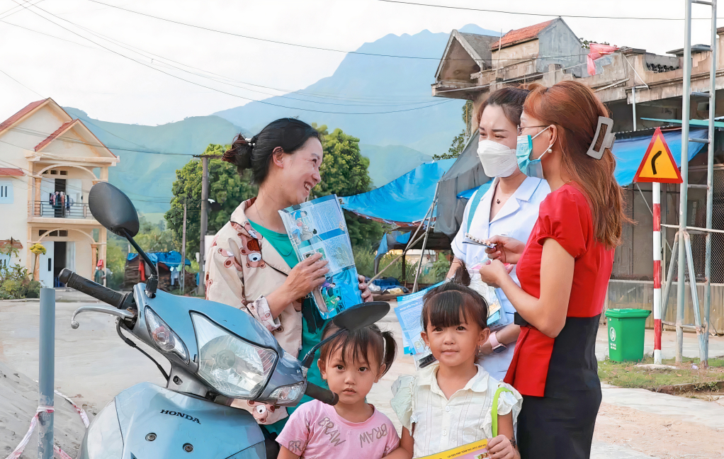 Cán bộ dân số xã Quảng Lâm, huyện Đầm HàtTuyên truyền các biện pháp tránh thai hiện đại cho phụ nữ đã sinh đủ 2 con.