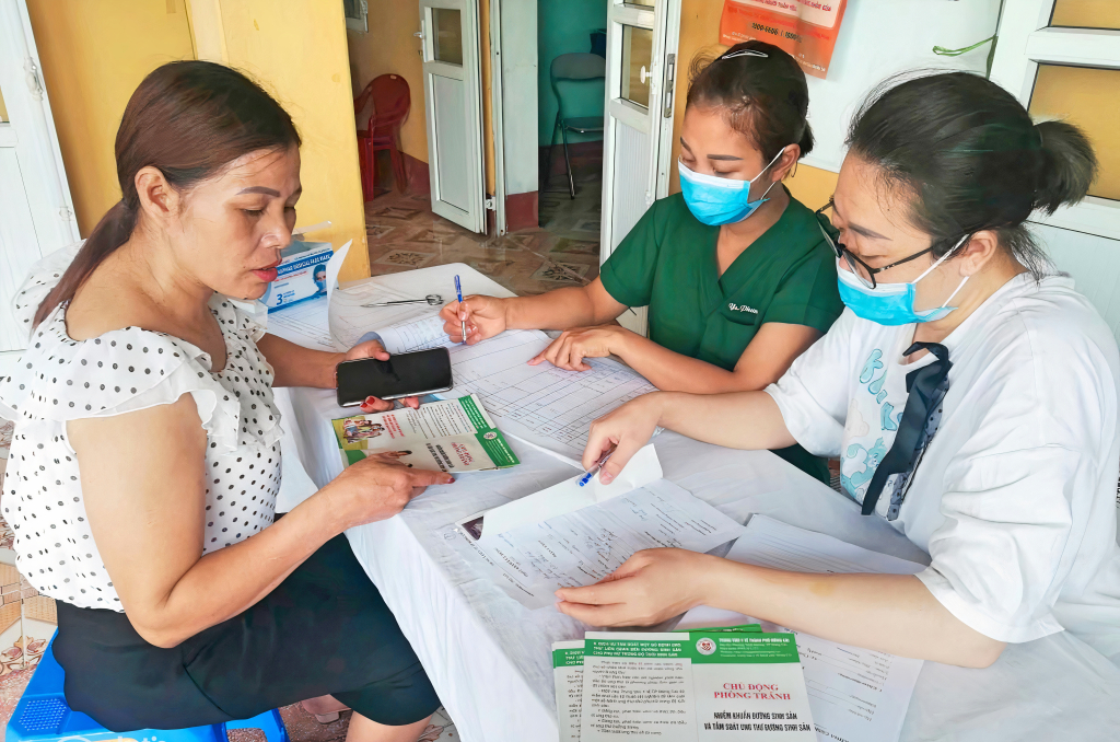 Trung tâm Y tế TP Móng Cái tổ chức tư vấn về SKSS-KHHGĐ cho phụ nữ trên địa bàn.