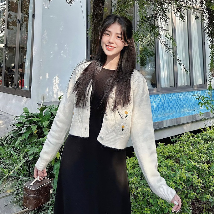 Hương Ly là nữ ca sĩ có lượt view YouTube cao nhất Việt Nam - Ảnh 2.