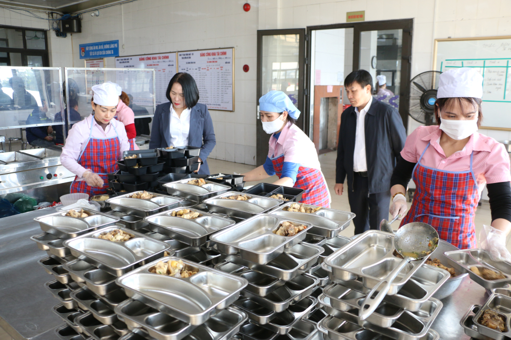 Công ty Than Thống Nhất luôn quan tâm đến chế độ bữa ăn ca phục vụ tốt cho người lao động.