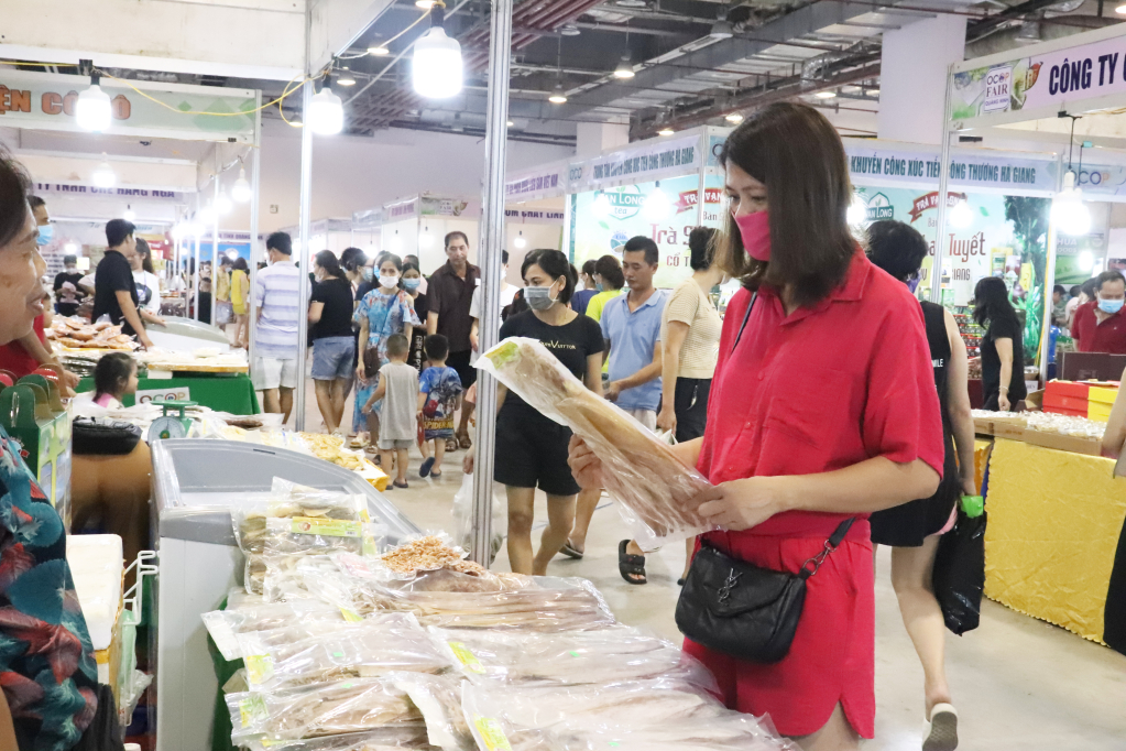 Người dân, du khách tham quan, mua sắm tại Hội chợ OCOP khu vực phía Bắc - Quảng Ninh 2022, tháng 9/2022.