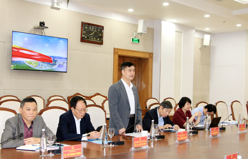 GS, TS Phạm Văn Đức, Ủy viên Hội đồng lý luận Trung ương, Phó Chủ tịch Thường trực Hội Triết học Việt Nam, phát biểu tại tọa đàm.