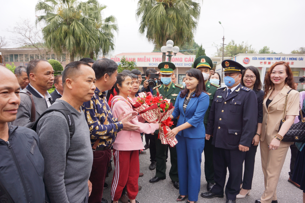 Lãnh đạo TP Móng Cái đón, tặng hoa chúc mừng đoàn