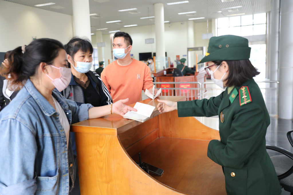 Lực lượng biên phòng kiểm tra giấy thông hành của người dân và du khách. 