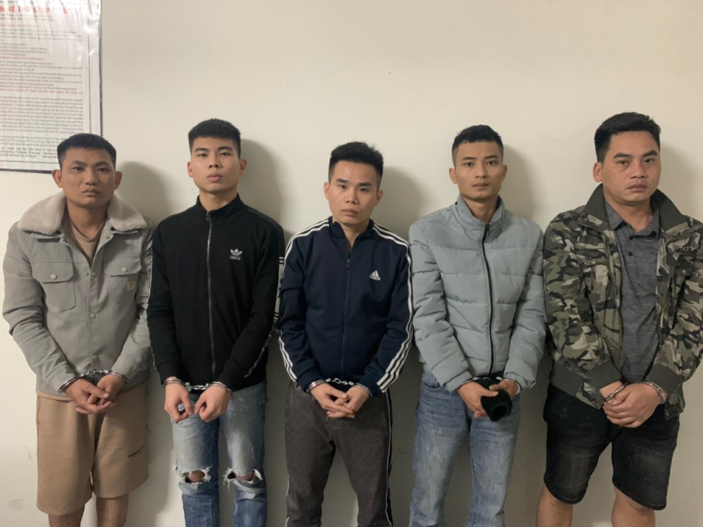 5 đối tượng bị Công an TP Cẩm Phả bắt giữ do liên quan đến hành vi mua bán, tổ chức sử dụng trái phép chất ma túy tại quán karaoke Sunny. Ảnh: Công an TP Cẩm Phả cung cấp.