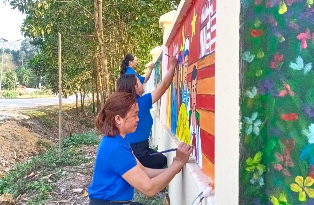 ĐVTN vẽ tranh bích họa tại thôn Khe Nháng xã Thanh Lâm. (Ảnh CTV)